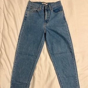 Levi’s High Waisted Tapered Jeans Size 26